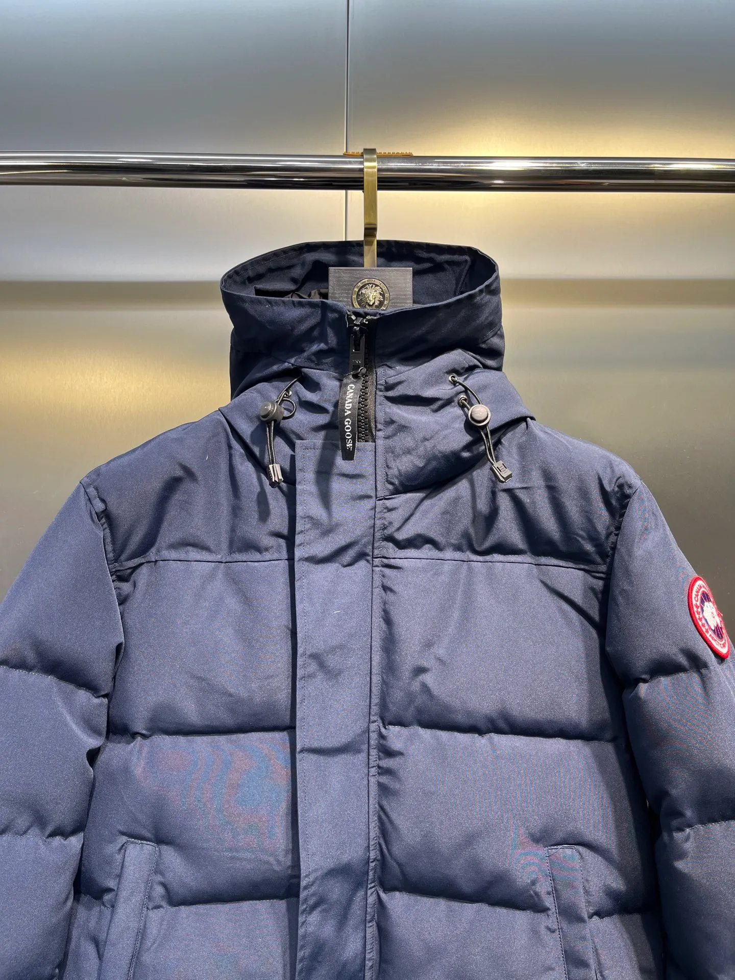 P700 Goose 🌟17 styles of chest patch, same style for men and women, cold-resistant down jackets! The fur collar is detachable. The natural Siberian coyote fur collar has a delicate yet strong feel, which comes from the sense of life that comes from the erosion of wind and frost in nature. The market usually uses raccoon fur or fake fur instead, which is not even the slightest bit better! The collar part has cold-proof flannel, which is close to the head and neck, comfortable and warm! The fabric is made of high-density nano-level waterproof fabric, which is windproof and wear-resistant and has a certain thickness! The zipper is the official YKK brand! The waist has an elastic waistline design that can be adjusted according to yourself! There is also an anti-wind Velcro inside! Seamless threaded cuffs to avoid stiffening! In order to prevent cold wind from pouring in, a double closure design is adopted. On the premise of the traditional zipper fly, six Velcro fasteners are used for secondary closure, which brings better warmth retention effect. It retains the classic hooded design and uses super large luxurious wolf fur to protect against wind and cold. No matter how low the temperature is this winter, one piece is enough. I’ll give you the wind and temperature. Size: s-xxl